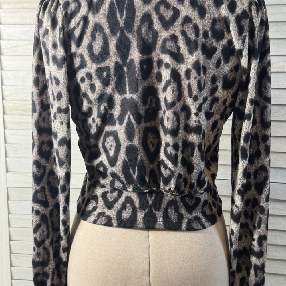Fashion Nova Leopard Print Keyhole Mock Neck Top Medium Going Out Blouse Neutral - Picture 5 of 9